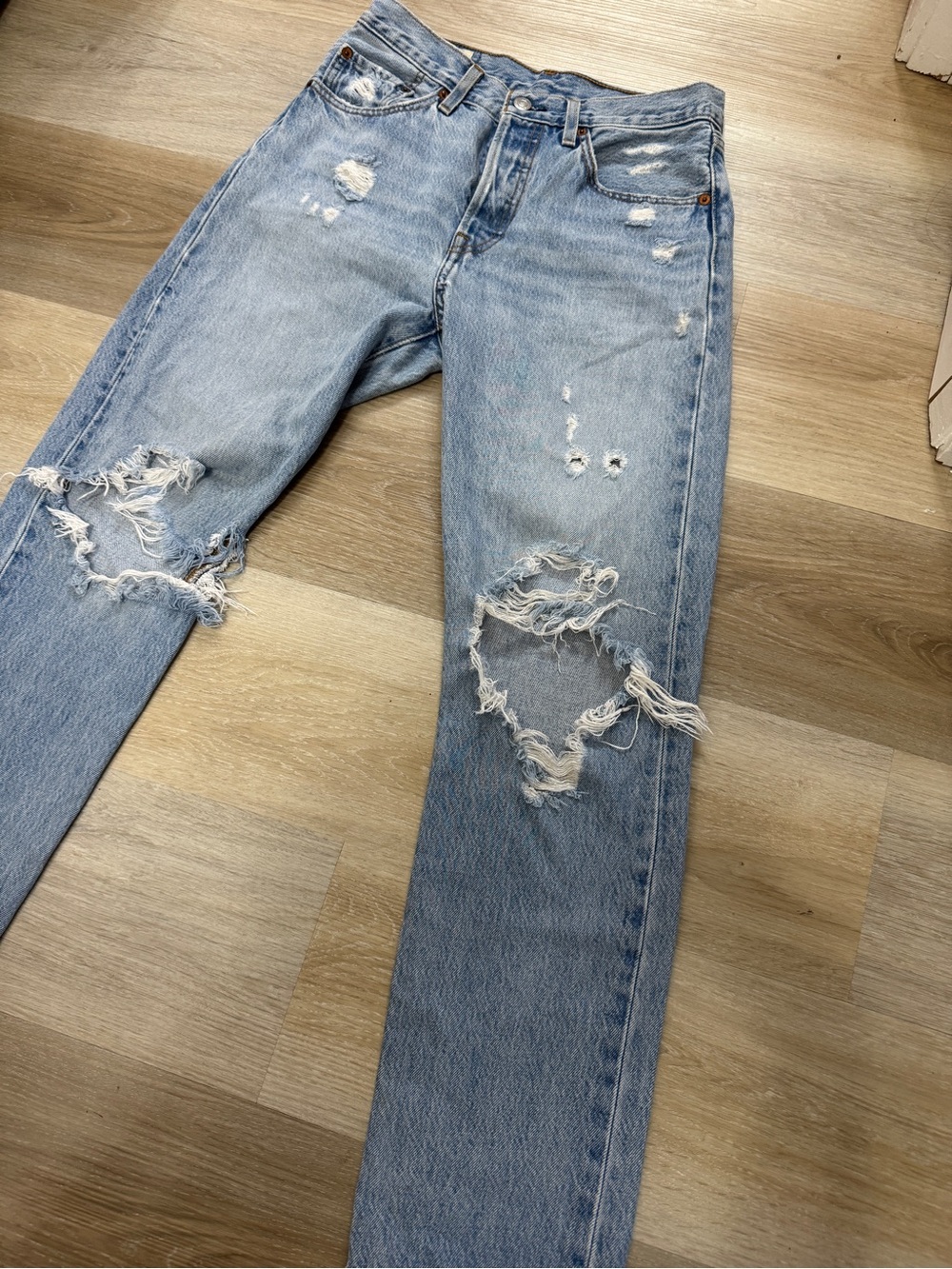 Levi’s 501 Ripped Light Wash Straight Jeans W27 L30 - Picture 4 of 9